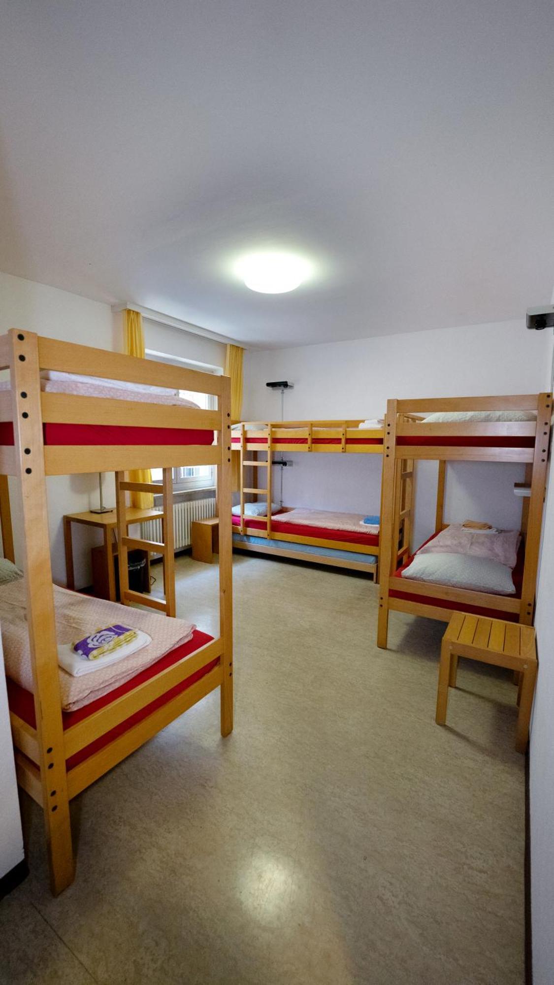 Locarno Youth Hostel Rum bild